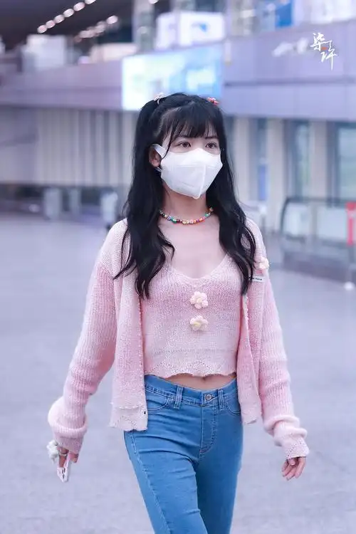 930赖美云赖美云今日机场私服一则身穿粉色渐变小花装饰针织衫套装