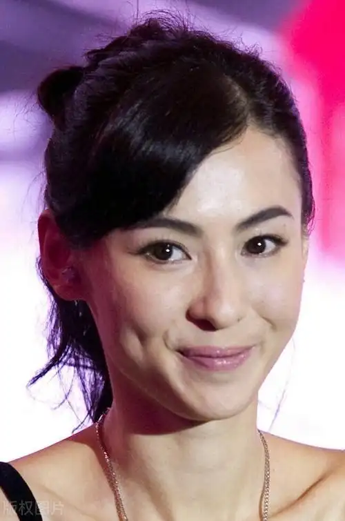 张柏芝她笑得很开心 她人长的真是美