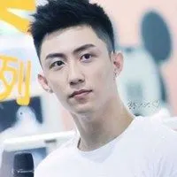 黄景瑜头像图片【点击鼠标右键下载】