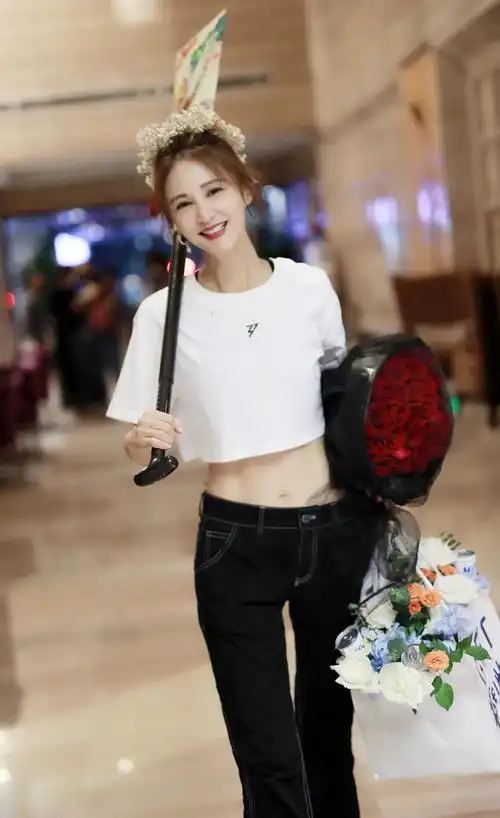 看到内娱健身达人赵丽颖的腰,我又卷起来了