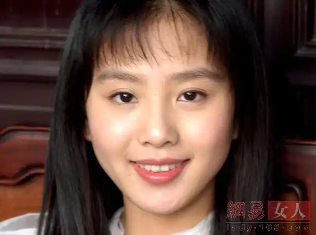 刘诗诗土气旧照曝光:肿脸小眼无神