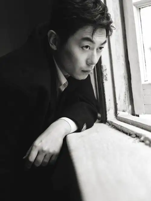 朱亚文gq英伦风绅士大片##朱亚文阁楼弈棋情绪大片