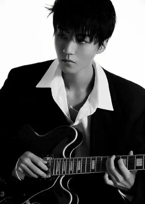 王俊凯黑白质感大片曝光光影间映衬出少年沉稳的目光