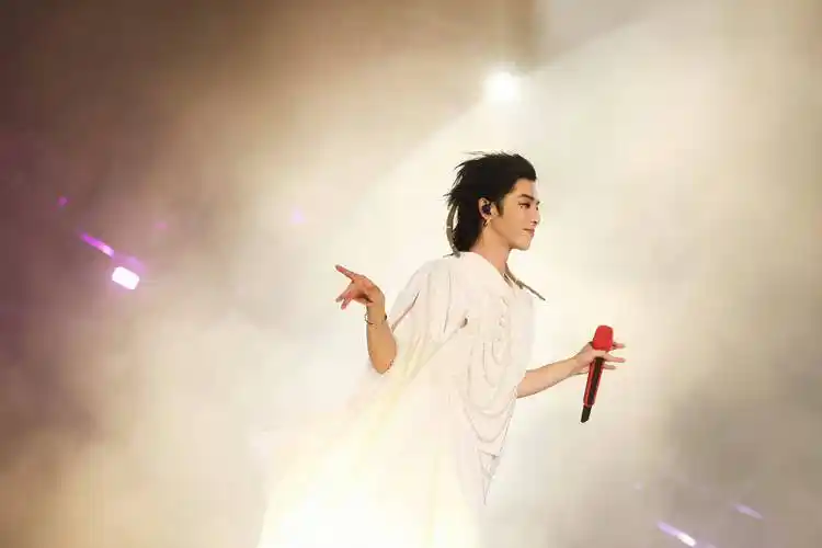 华晨宇《神树》演唱会live曝光 震撼直击白衣出场名场面_火星_舞台