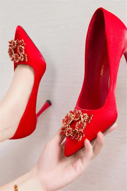 婚纱结婚秀禾新娘婚鞋女新款尖头水钻方扣细跟红色高跟鞋女
