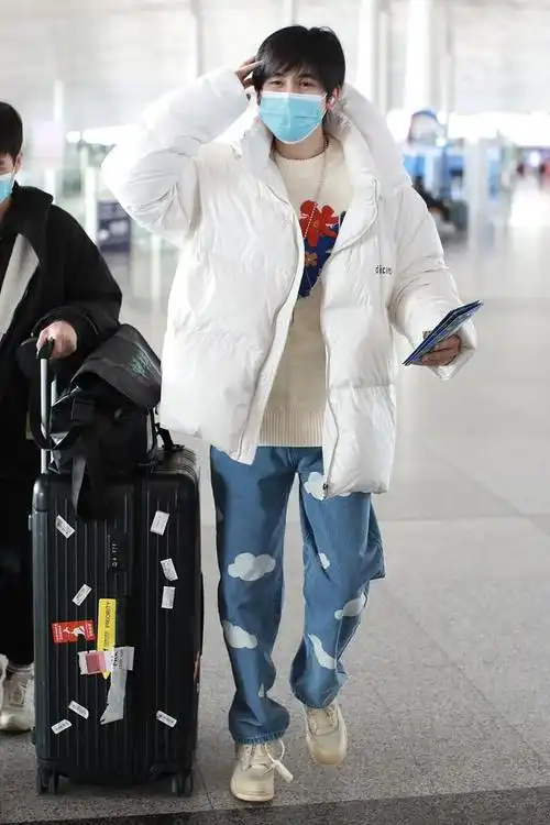 胡先煦街拍:"牛年"毛衣云朵图案牛仔裤nike aj5 x ow球鞋可爱弟弟