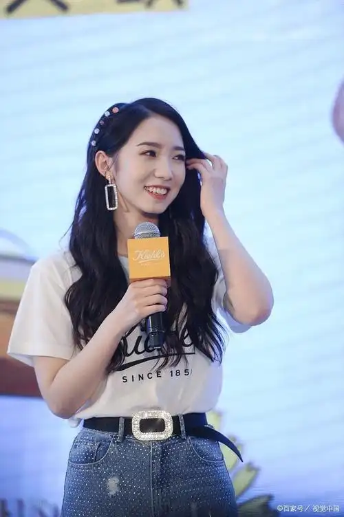 孟美岐为乐华娱乐签约艺人