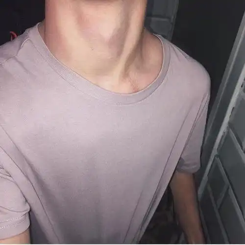 男生的喉结和锁骨超性感的.爱了!