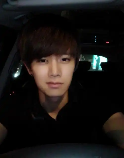 p>任嘉伦,1989年4月11日出生于山东省青岛市,中国内地男演员,歌手.