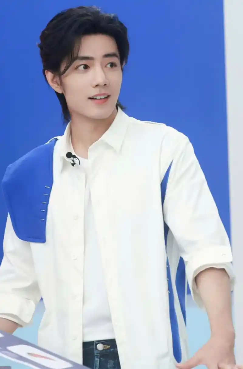 肖战延续狼尾发型亮相活动,头发长了一点也不油腻,反而有种更加斯文的