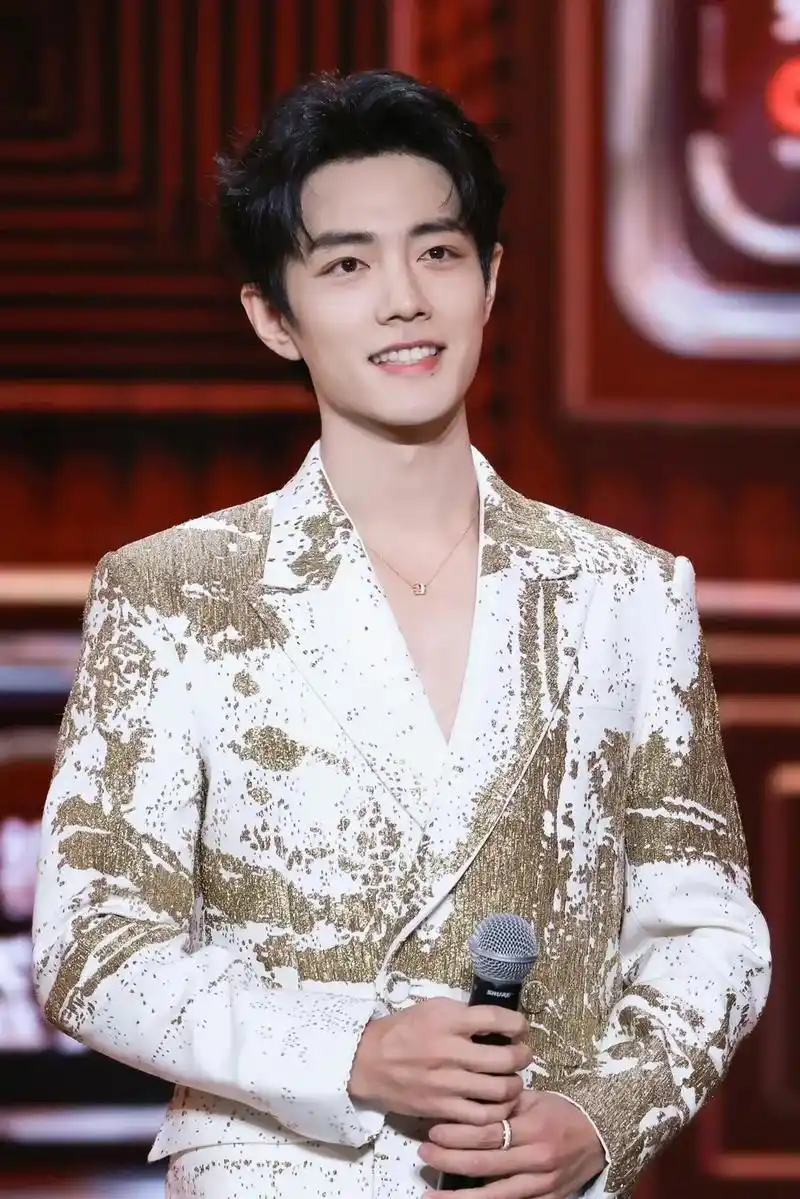 肖战出席第二届年度盛典 #每一个造型都出乎意料 #国剧盛典 - 兑趑