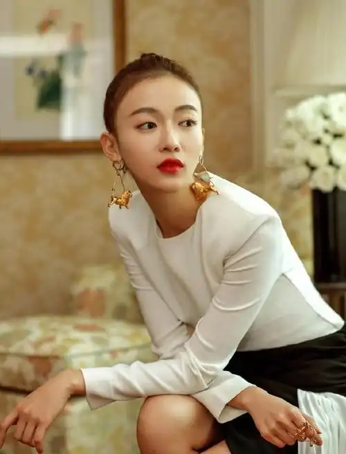 吴谨言丸子头搭配白衬衫,28岁秒变18岁少女,这造型真漂亮_网易订阅