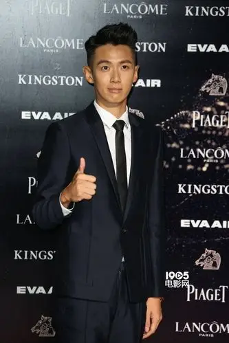 柯震东复出亮相金马现场 挥手示意难遮憔悴面容