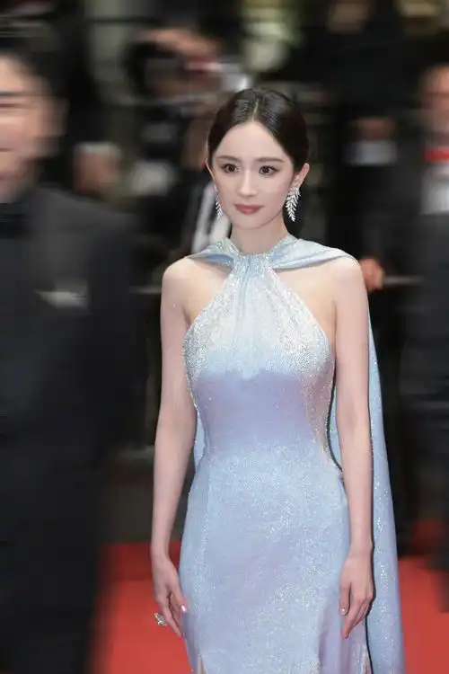 杨幂戛纳造型#杨幂超话#戛纳电影节#红毯造型冷艳大方,她精致的妆容