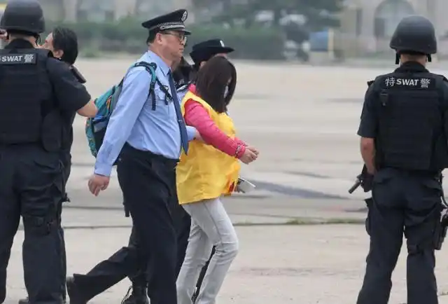 94名电信诈骗犯罪嫌疑人从欧洲押解回中国 |组图