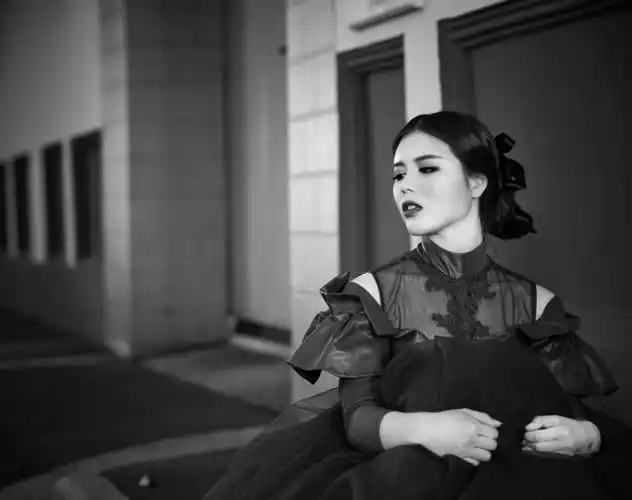 黑白照更显女神魅力