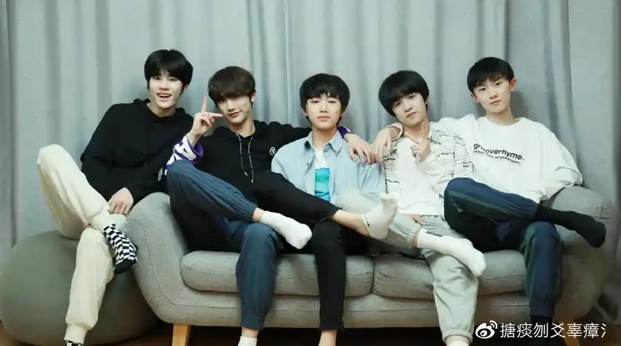 周震南为了r1se和粉丝互怼上次做这种事的是tfboys师弟马嘉祺