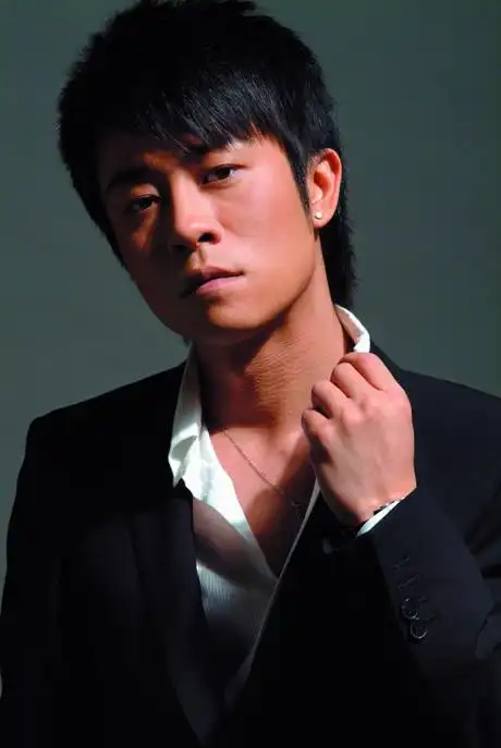 由第34届国际艾美奖"最佳男演员提名奖"的获得者林申(blog)出演