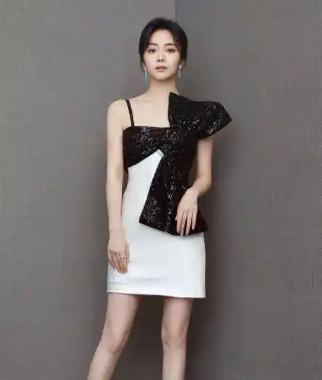 31岁谭松韵终于开窍了!穿时尚抹身材裙秀事业线,可以演苏妲己了_路线_