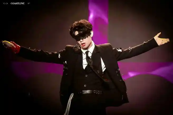 黄明昊蒙眼舞台造型