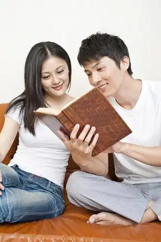 两个人,家庭,夫妻,家,坐,微笑,竖图,室内,白天,正面,爱情,快乐,幸福