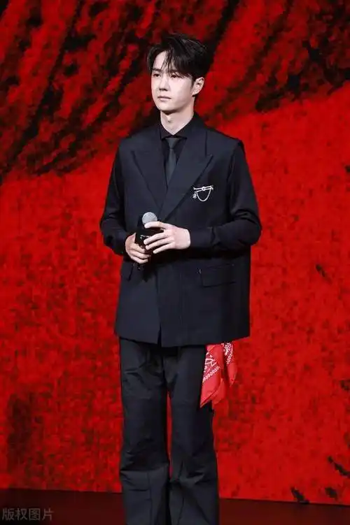 王一博 腰上系红色丝巾 搭配黑西装 出席植村秀活动_肖战_大赛_演艺