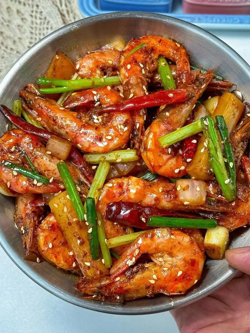 香辣过瘾的干锅香辣虾,做简单! 第一步:收藏 第二步:妈妈17 - 抖音
