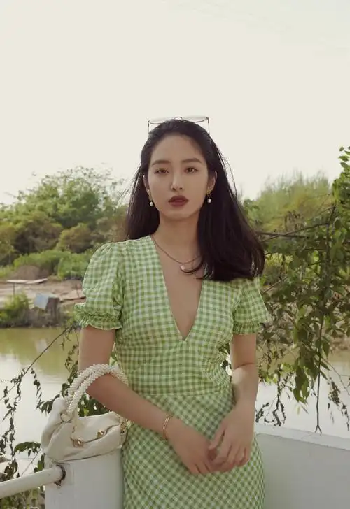 杨采钰|绿裙清新靓丽写真