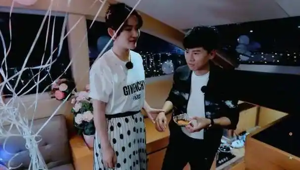 程莉莎称做偶遇,应采儿四字回应太逗_张杰_夫妻_谢娜