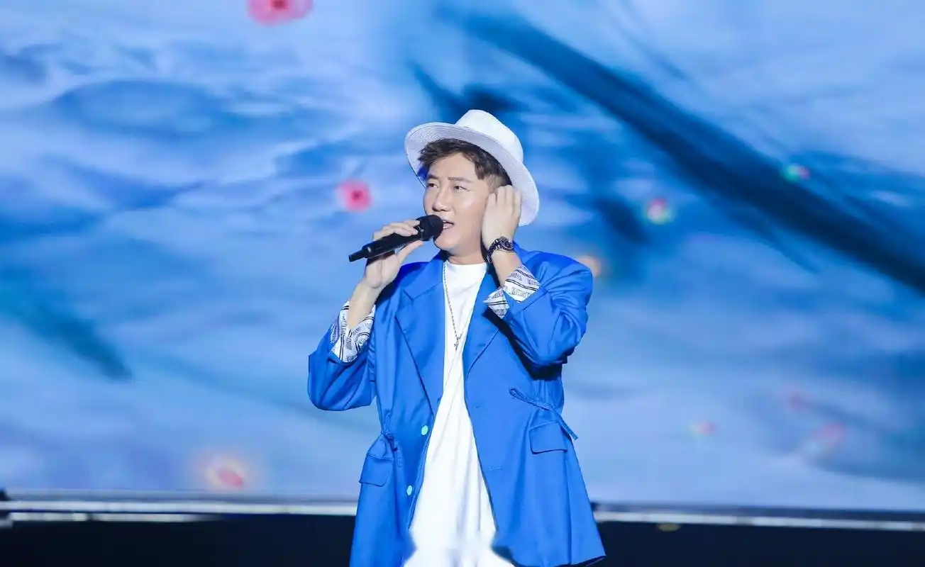 华纳音乐旗下"新系唱作暖男"关喆于上周六(4月20日)晚现身抚州东乡