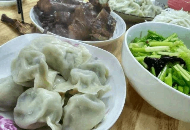 尴尬:嫂子竟嫌家里做饭难吃,自己开桌另下厨