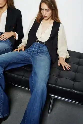 今年牛仔裤流行这样穿