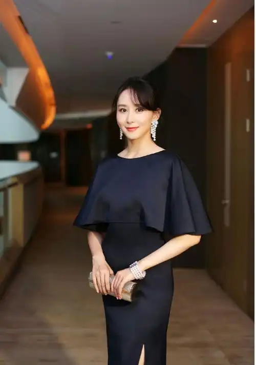 修身的设计更好的呈现出了胡静的身材曲线,让她整个人显得非常的性感