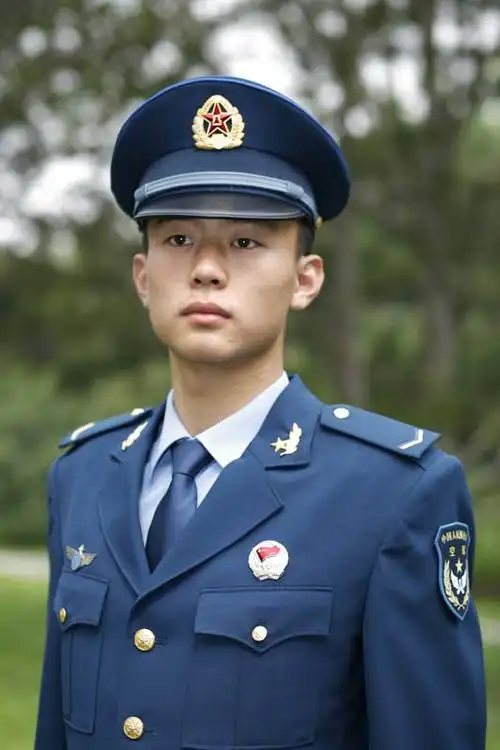 阳光射在军装上 - 戎装马靴粗犷猛壮士,西服领带文雅优熊男