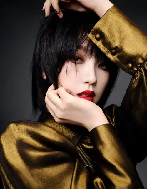 虞书欣酷飒短发造型 全包烟熏妆配红唇拍气质大变 (1/6)