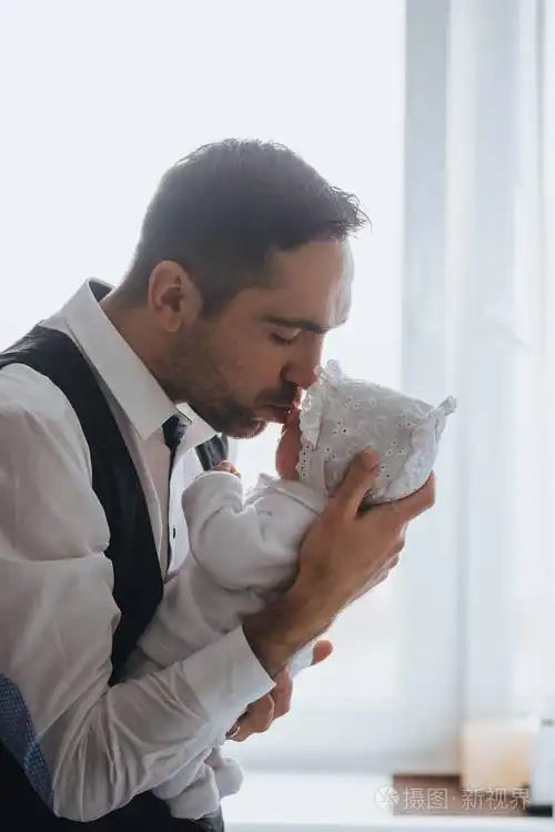 幸福慈爱的英俊父亲抱着他的小女儿配置文件背光图片