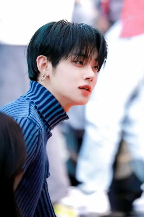 崔然竣黑发路透