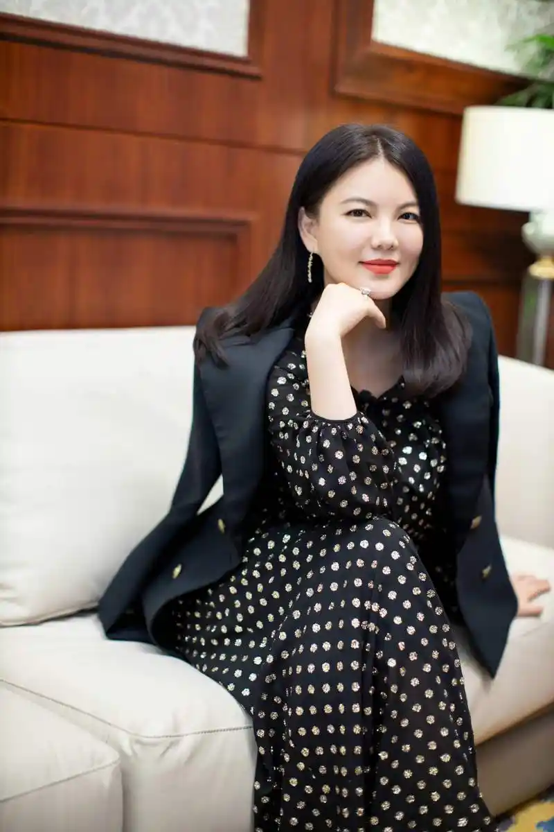 李湘疑似有新男友,两人一同出游