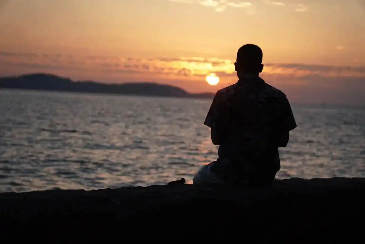 海边自拍.一个人在海边等落日,然后疯狂自拍.结束后坐着公交, - 抖音