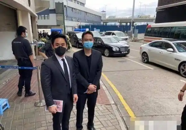 彬,人称"80亿阔少",曾与年长十岁的傅明宪相恋,去年迎娶女友程新惠