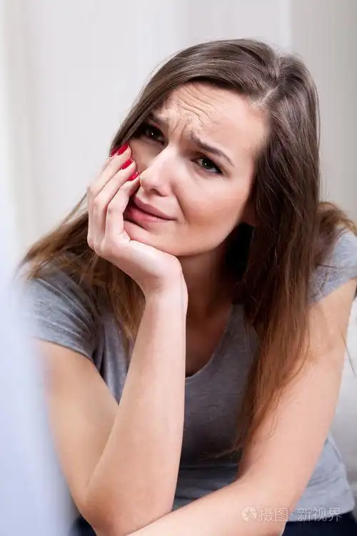 女人在哭在心理治疗师的房间