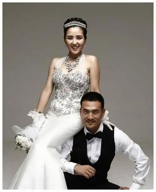 原创何洁揭秘感情长征婚变真相大曝光释小龙背后的隐秘揭秘