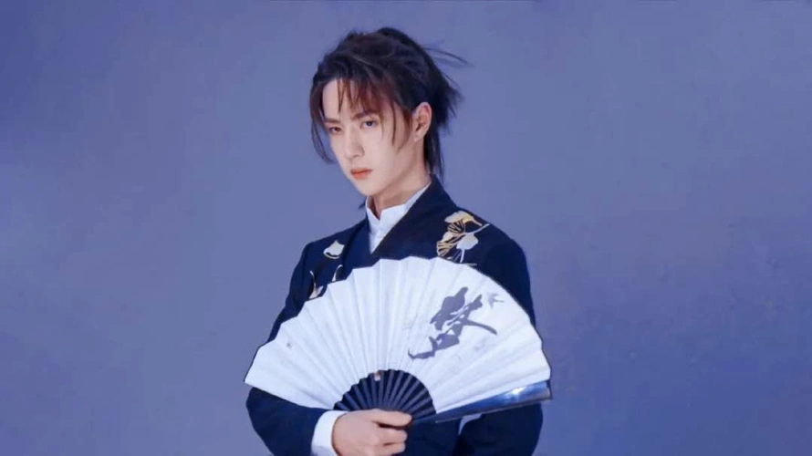 mtjj们看这里,5月8日   王一博身穿蓝色衬衣从上海飞到昆明了   他