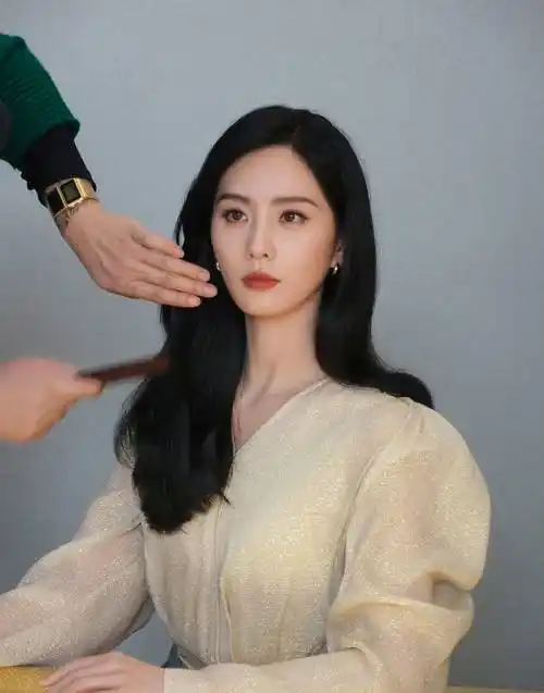 黑发温柔又威严,刘诗诗最新电影花絮尽显女人味与自信!