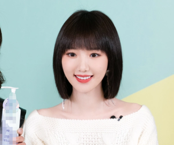 毛晓彤总是留齐刘海露出额头的那一刻这都像是换了一个人