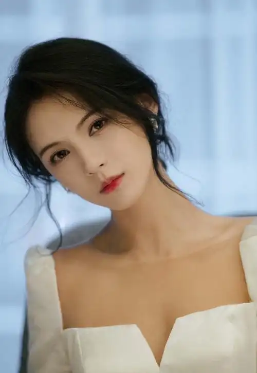 张予曦电影节白色公主裙造型