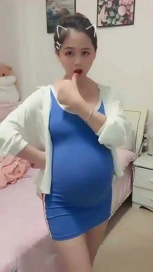 老婆怀孕八个月,肚子又大又圆,看着真让人心疼!