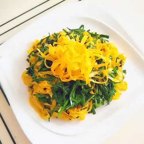 蛋皮炒韭菜,鲜香味美,营养丰富,十分钟就搞定