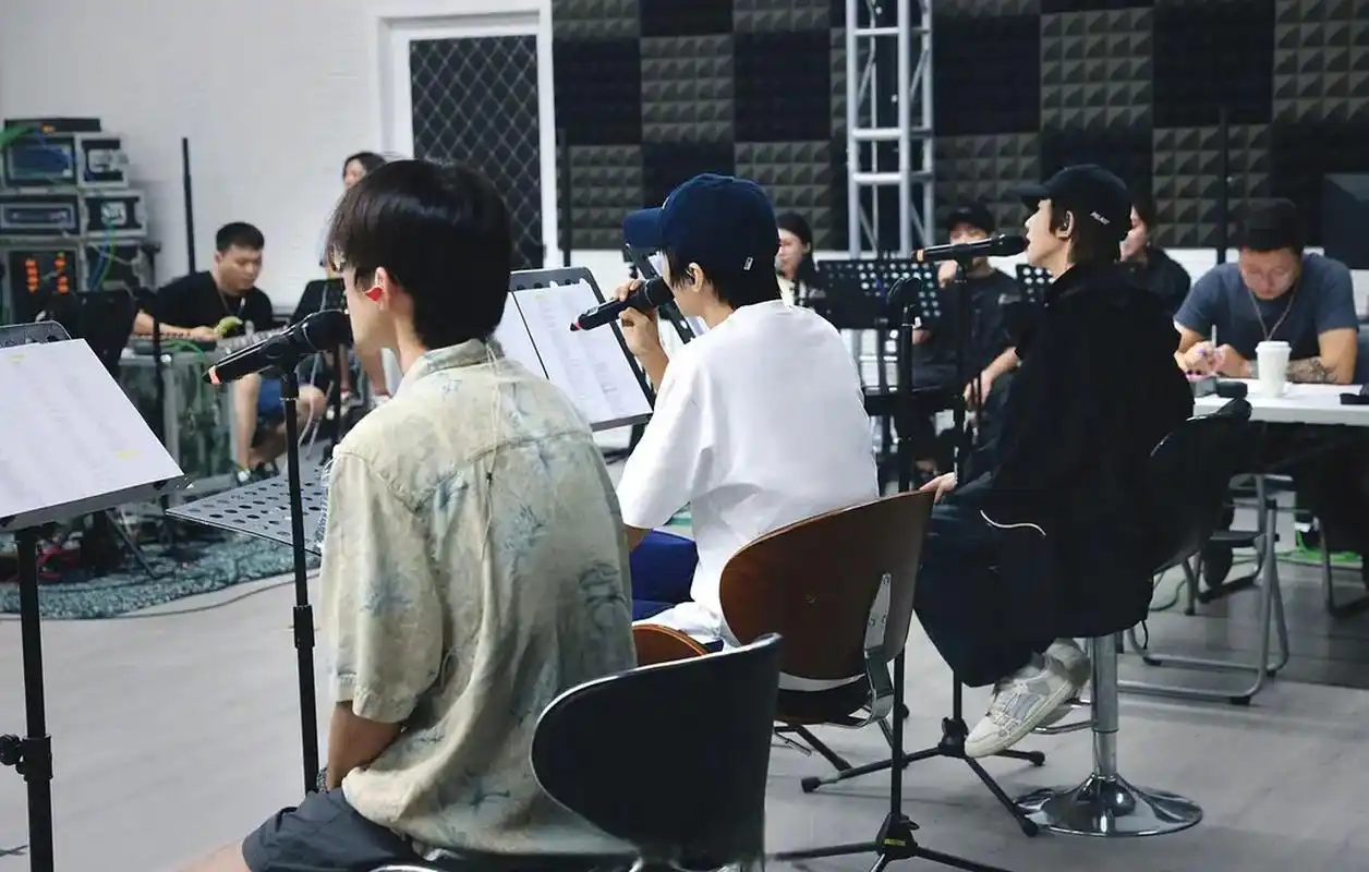 tfboys三年来唯一的合照来了,虽然是背影,但是应该确定会有合体舞台了