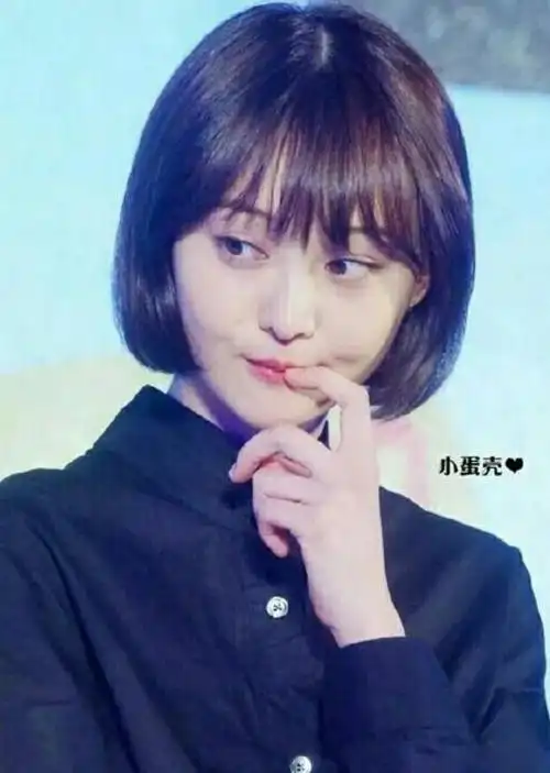 27岁的郑爽和31岁的赵丽颖,剪同款短发造型,网友:还是她比较美